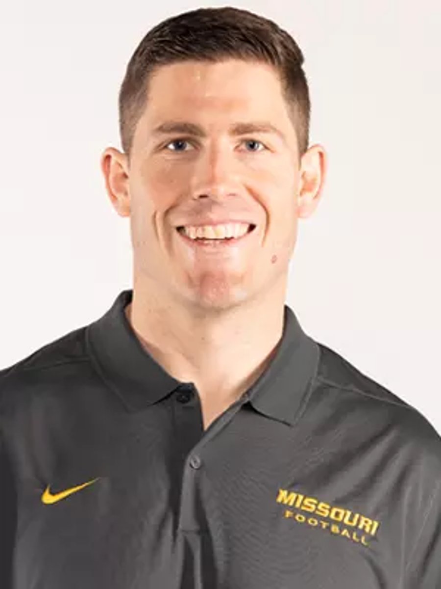 <p>offensive coordinator (offense)</p>