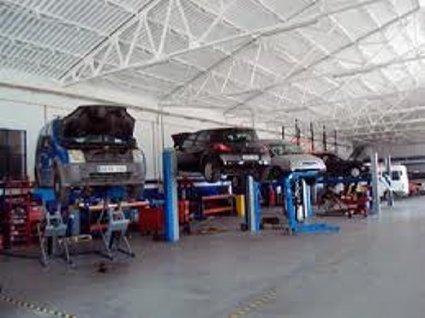 <p>a car/mechanic shop</p>