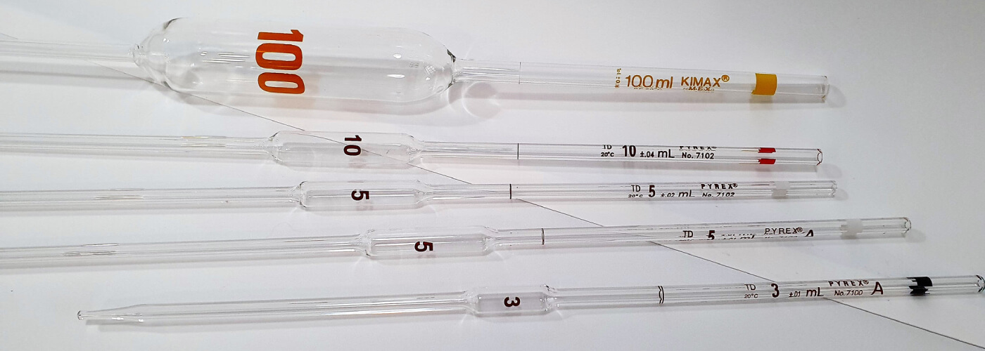 <p><span style="background-color: transparent;"><strong><em><u><span>Pipeta volumétrica</span></u></em></strong></span></p>