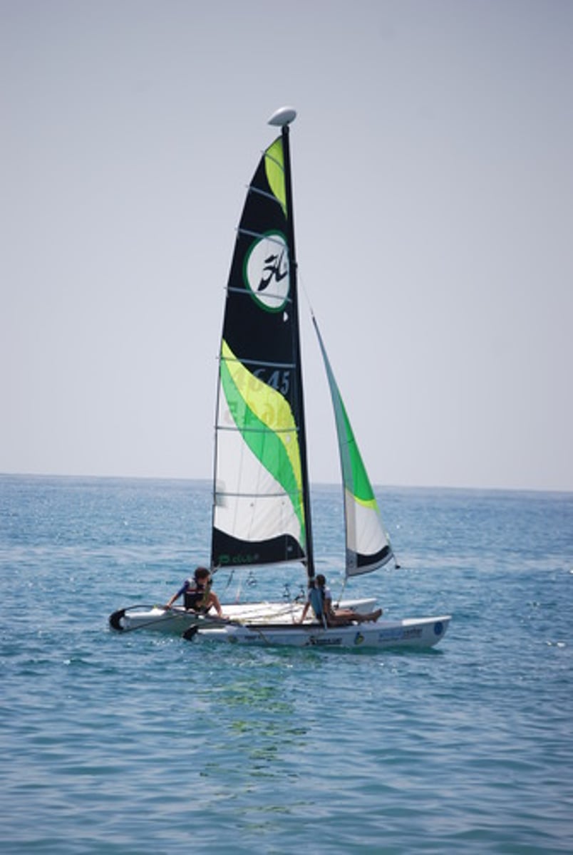 <p>to navigate, to sail</p>