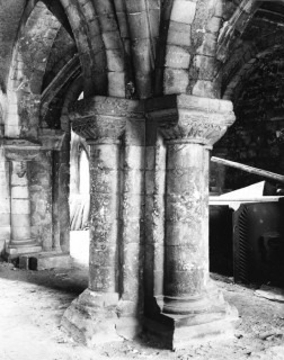 <p>What is the upright support for a structure, such as arches, with vertical shafts and horizontal moldings at the base?</p>