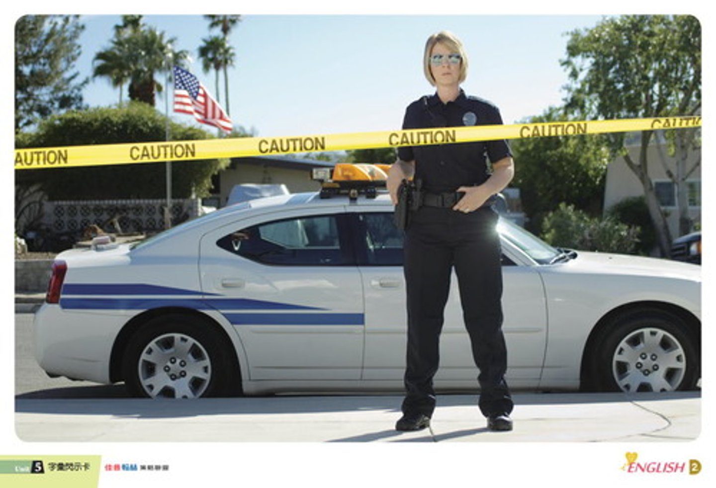 <p>(n) nhân viên, viên chức, sĩ quan</p>