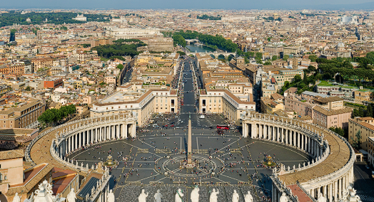 <p><span><span>has a </span></span><strong>trapezoidal piazza</strong><span><span> in front of the basilica's façade and an oval-shaped area, known as the </span></span><strong><mark data-color="blue" style="background-color: blue; color: inherit;">ovato tondo</mark></strong></p>