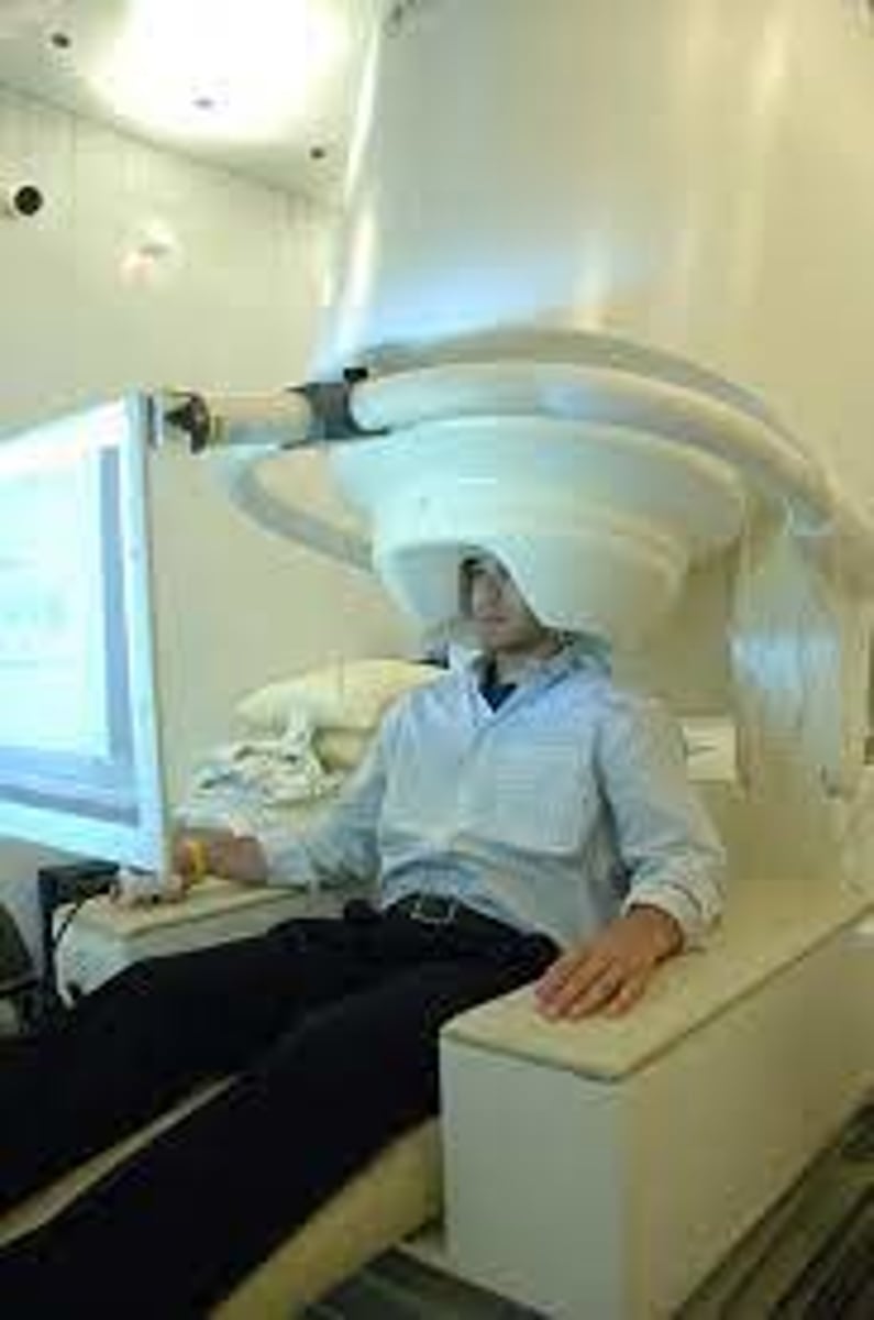 <p>Mesure les champs magnétiques générés par l'activité électrique du cerveau</p>