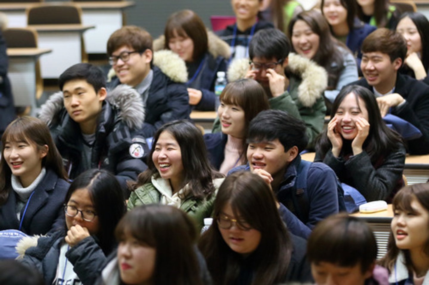 <p>học sinh đang học</p>