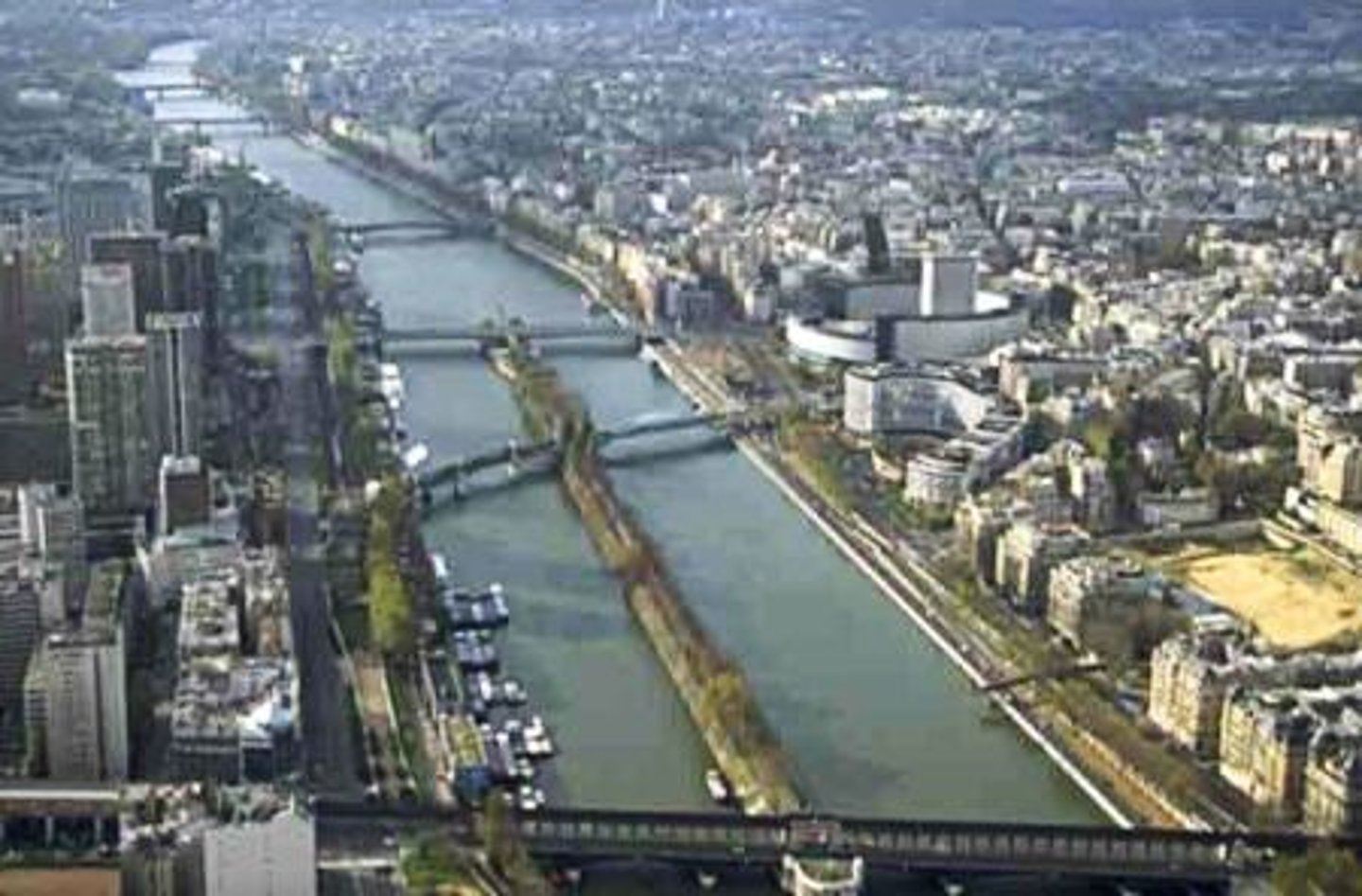 <p>la rivière qui traverse Paris</p>