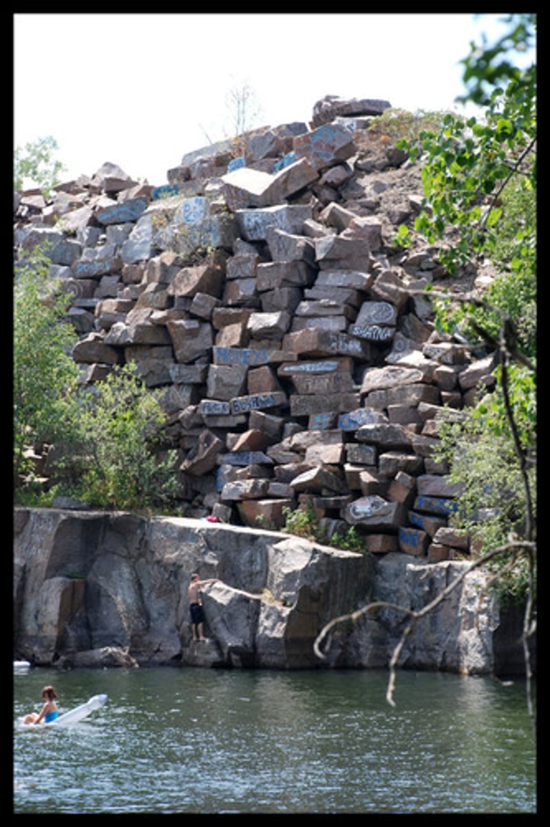 <p>n. mỏ đá, bãi khai thác, v. khai thác đá<br>a granite/limestone/marble/slate quarry</p>