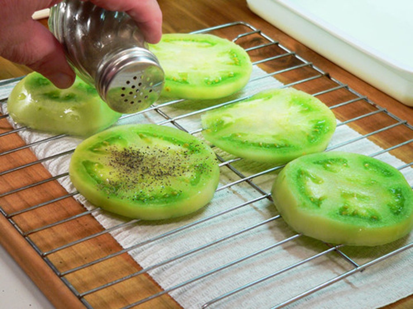 <p>こしょうをふる Rắc tiêu,rải tiêu CHẤN</p>