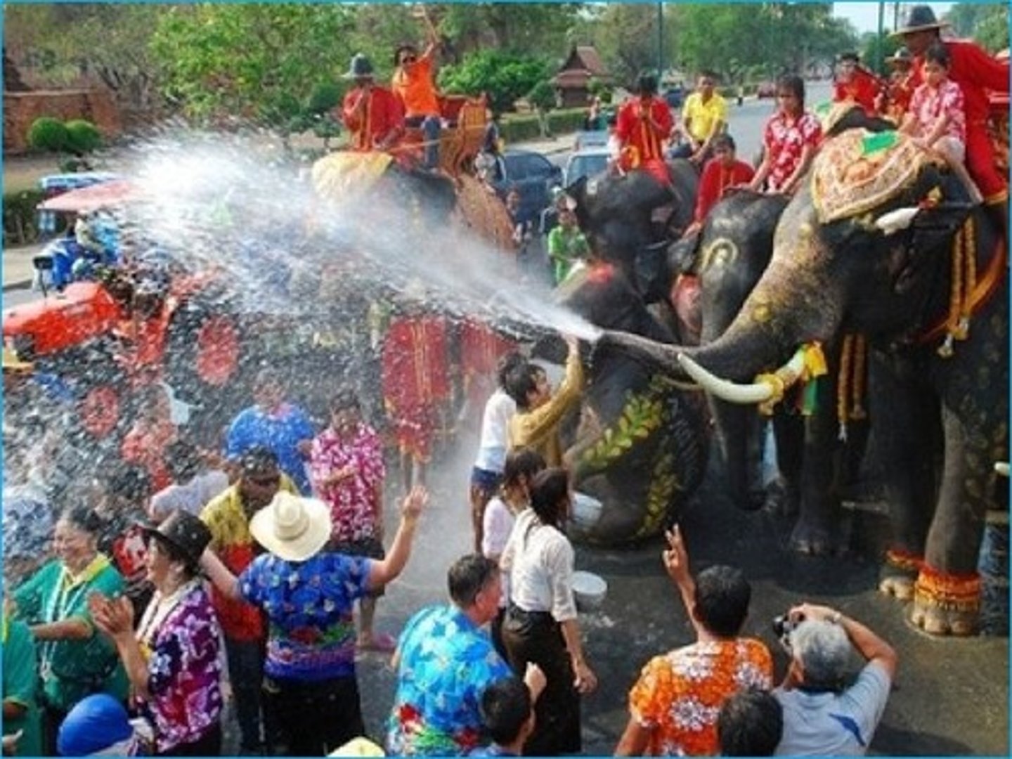 <p>Lễ hội.</p><p></p><p>Example: The annual festival attracts many visitors.</p><p>Nghĩa: Lễ hội thường niên thu hút nhiều du khách.</p>