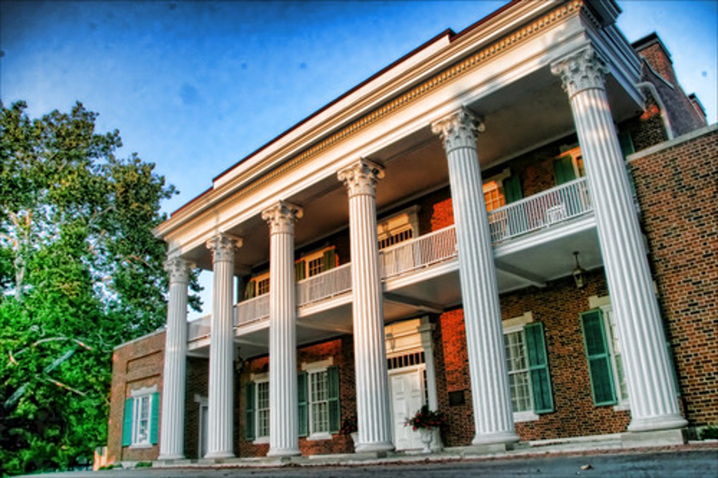 <p>the wealthy plantation owners with many slaves stood at the head of society determining the political, economical, and social aspects of society</p>