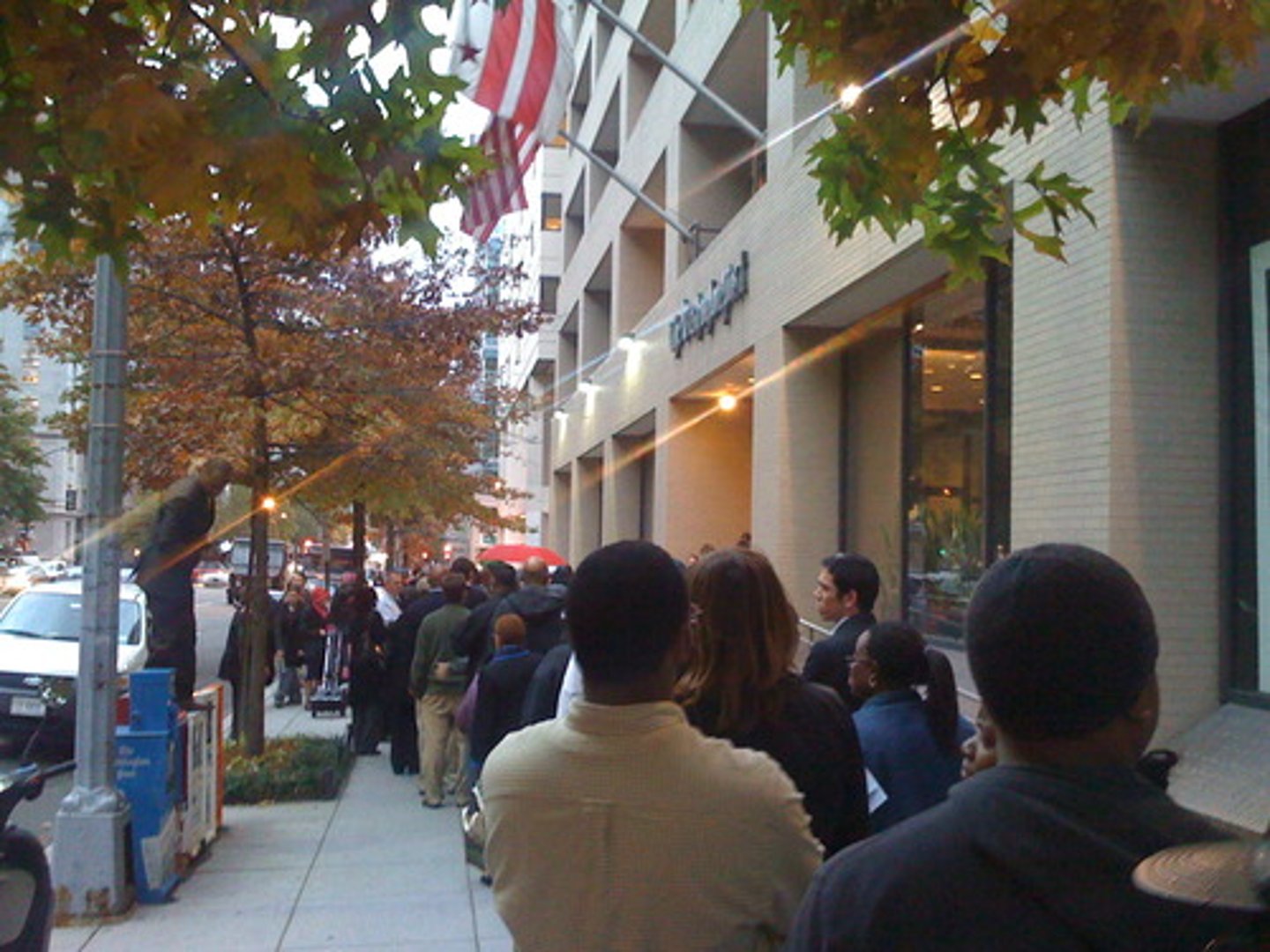 <p>to wait in line</p>