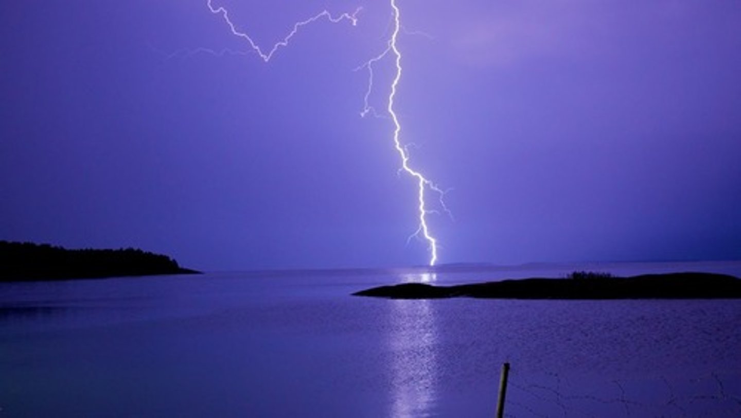 <p><span>It's lightning.</span></p>