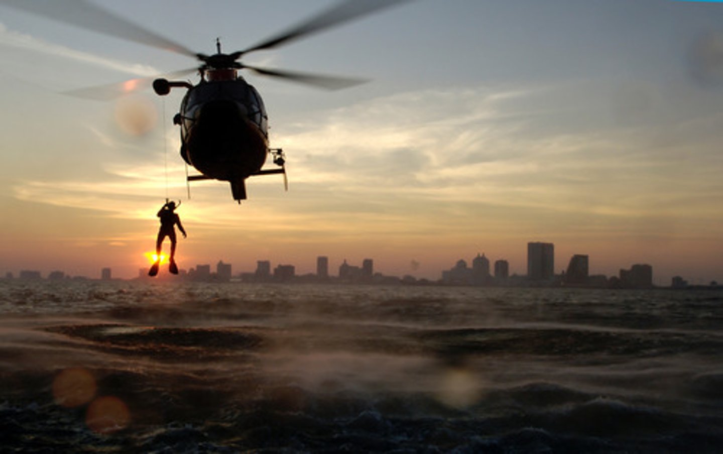 <p>salvar ; sacar de un peligro</p><p>(to rescue)</p>