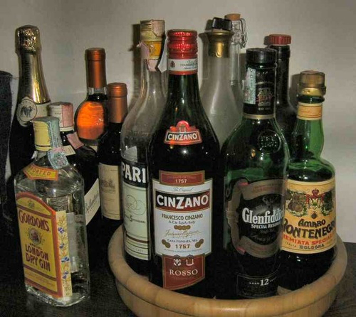 <p>(n) chai rượu mạnh</p>