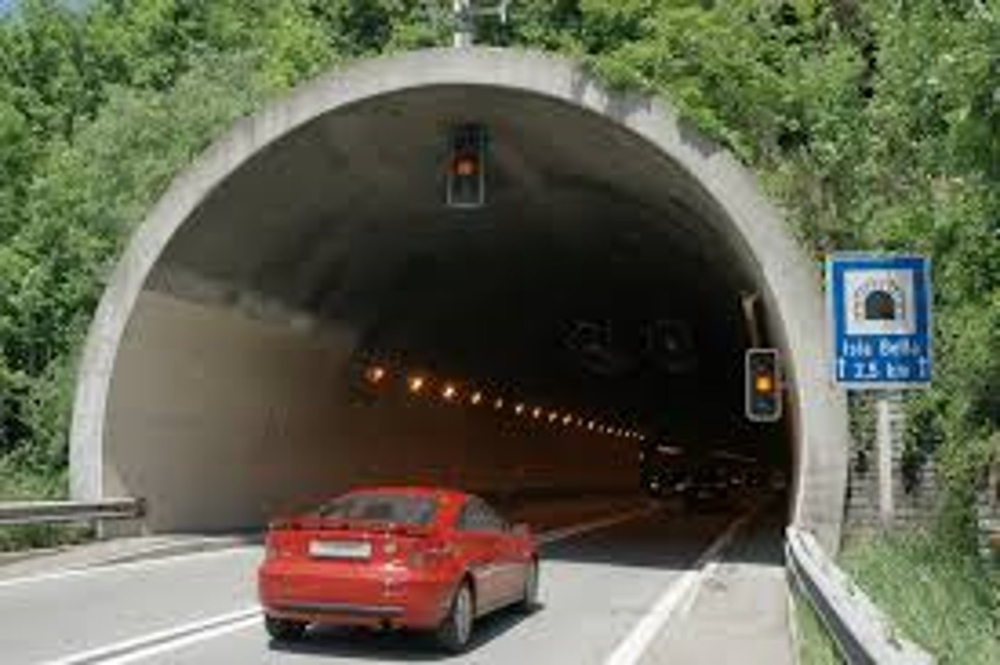 <p>de tunnel</p>