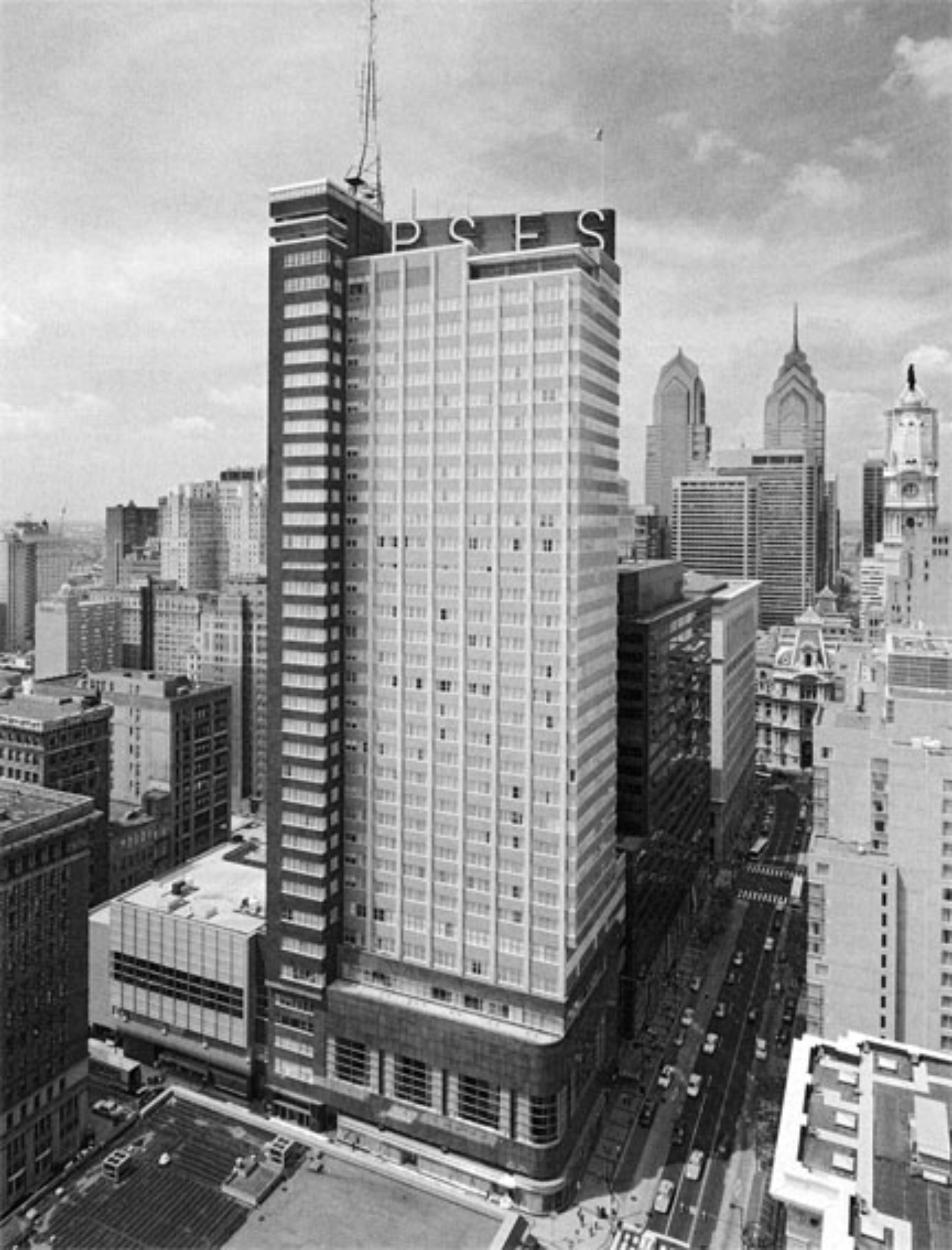 <ul><li><p>bank with repetitive office spaces</p></li><li><p>juxtaposition according to function</p><ul><li><p>base: lobby</p></li><li><p>street: retail</p></li><li><p>service in the back</p></li></ul></li><li><p>entrance features escalator</p></li></ul><p></p>