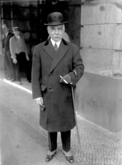 <p><span style="color: rgb(238, 183, 197);"><strong>J.P. Morgan</strong></span></p>