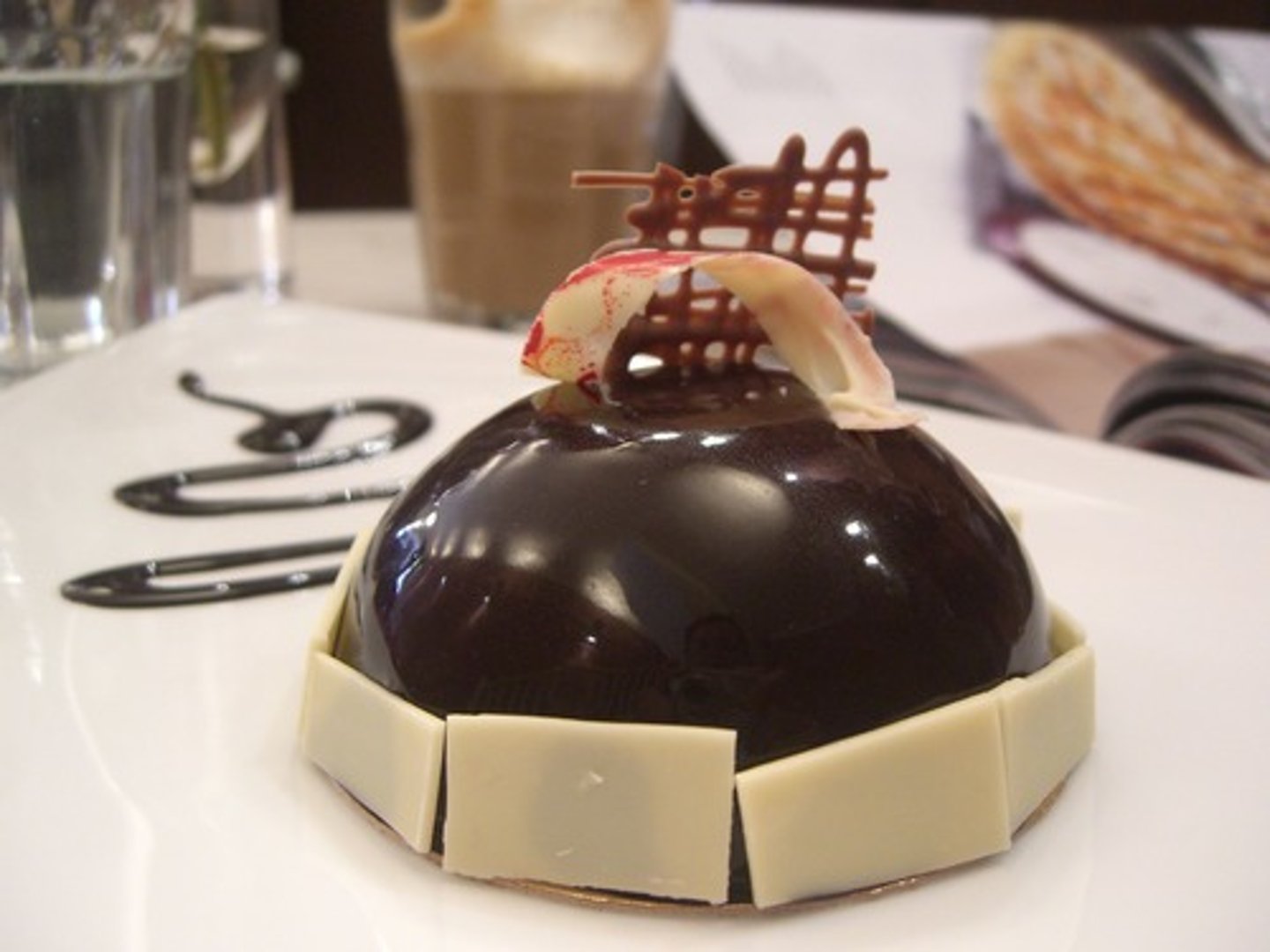 <p>A smooth mixture of chocolate and cream, used for fillings and glazes. (sốt sô cô la ganache)</p>