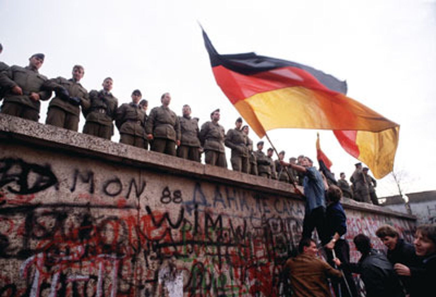 <p>A city divided by a wall built in the 1960s; it came down in 1989</p><p>Una ciudad dividida por un muro construido en los años 60; cayó en 1989</p>