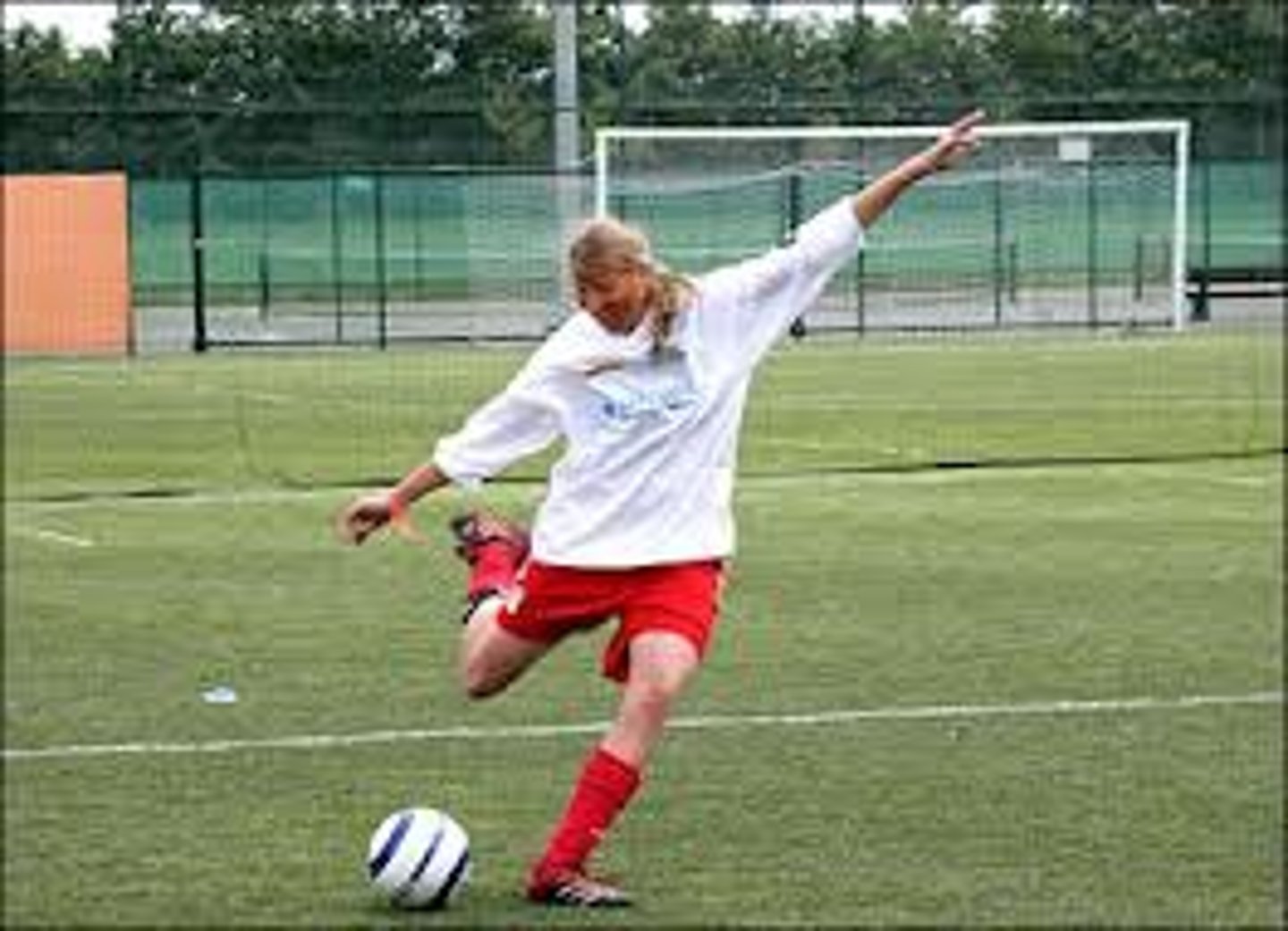 <p>to kick</p>