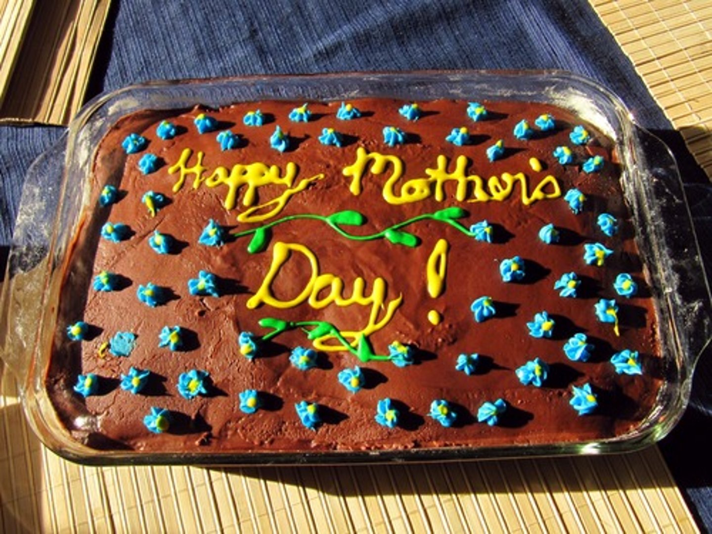 <p>Es un domingo en mayo.</p><p>Les damos gracias a nuestras madres.</p><p>Les damos regalos a nuestras madres.</p>