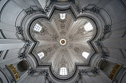 <p>Sant´Ivo alla Sapienza 1660</p><p><span>Svatý Ivo při Sapienzě</span></p><ul><li><p>Francesco Borromini</p></li><li><p>Řím</p></li><li><p>kostel se otevírá do vnitřního dvora staré římské univerzity „La Sapienza“</p></li><li><p>geometrie nad dekorem</p></li><li><p>půdorys = šesticípá hvězda</p><ul><li><p>symbol Sapienzy – moudrosti,</p></li></ul></li></ul><ul><li><p>silný kontrast exteriéru a interiéru – zvenku působí “klidněji”, uvnitř extrémně dynamicky</p></li><li><p>věž s točitým schodištěm (spirála)</p><ul><li><p>připomíná babylonskou věž</p></li><li><p>zároveň symbol cesty vzdělance k poznání (zase význam Sapienzy)</p></li></ul></li></ul><ul><li><p>celek = geometrická metafora moudrosti + architektura jako symbol</p></li></ul><p></p>