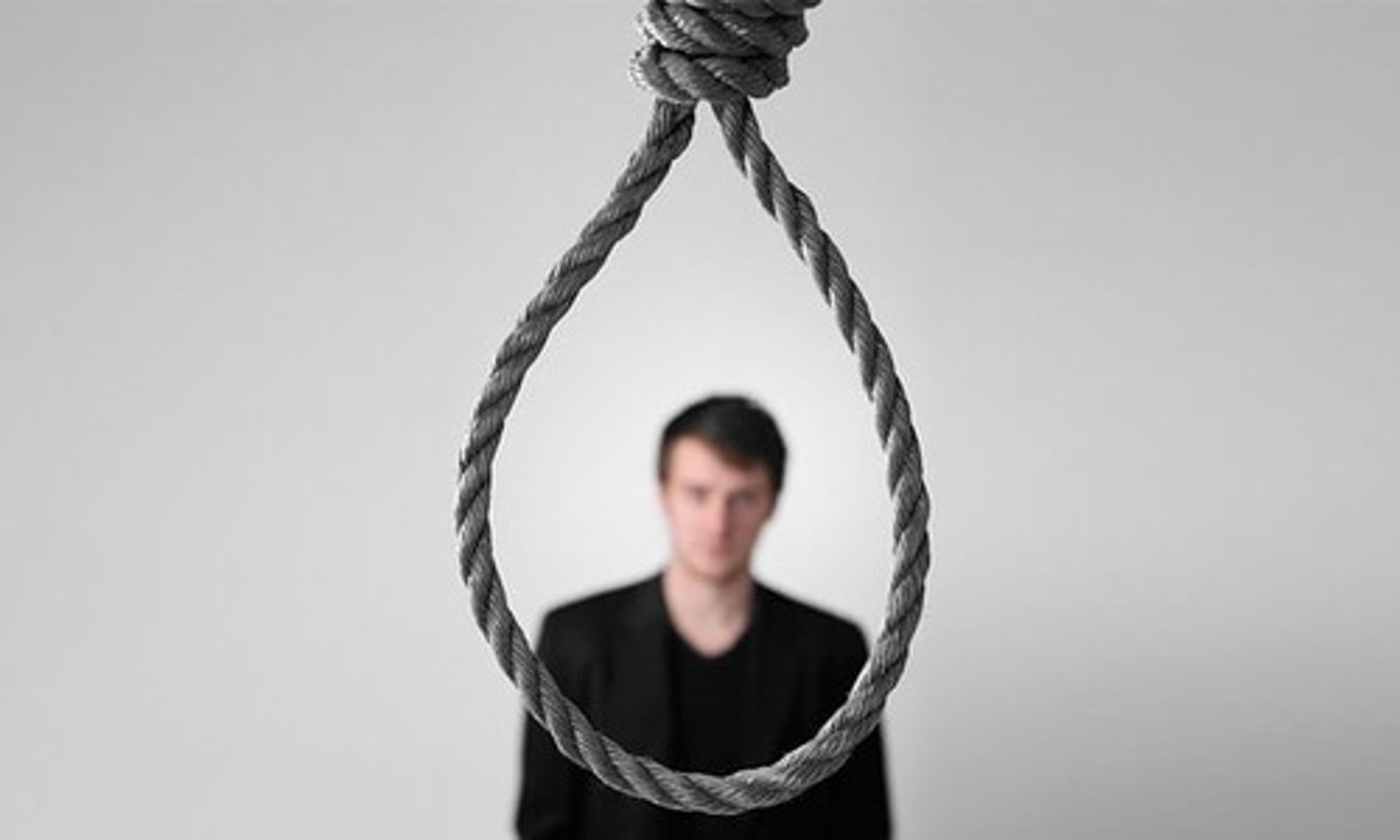 <p>(zìshā) tự sát</p><p>*悬梁自杀/xuánliáng zìshā/: treo cổ tự sát</p><p>他自杀的消(xiāo)息(xi)让大家大(dà)吃(chī)了(le)一(yì)惊(jīnɡ)(ngạc nhiên/kinh ngạc)，这么长时间以来/我们都不知道他得了抑郁症(yìyù zhèng - trầm cảm)。</p>