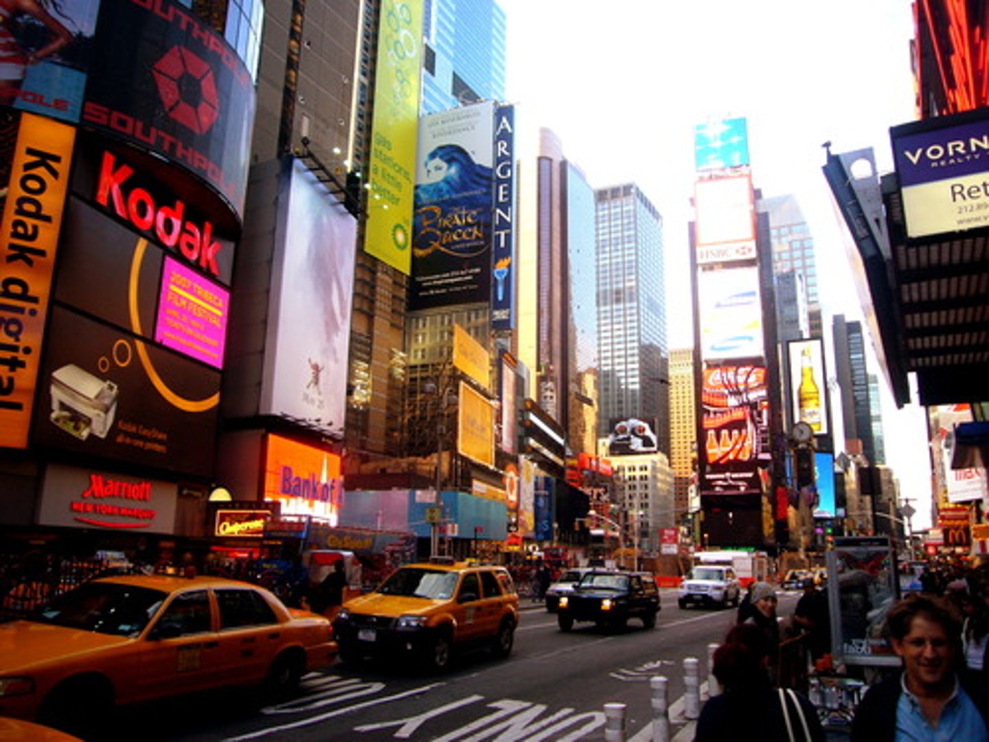 <p>năng động, sôi nổi</p><p>ex: The city's downtown area has a dynamic nightlife scene.</p>