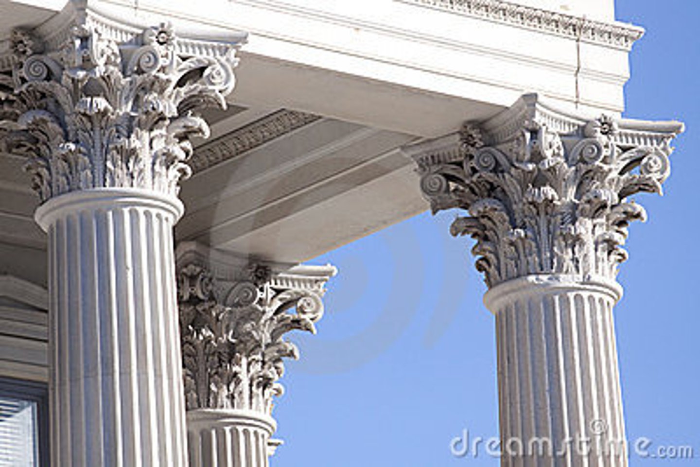 <p>Columns with decorative and foliate capitals.</p>