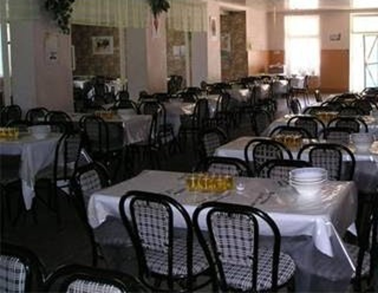 <p>cafeteria, mess hall</p>