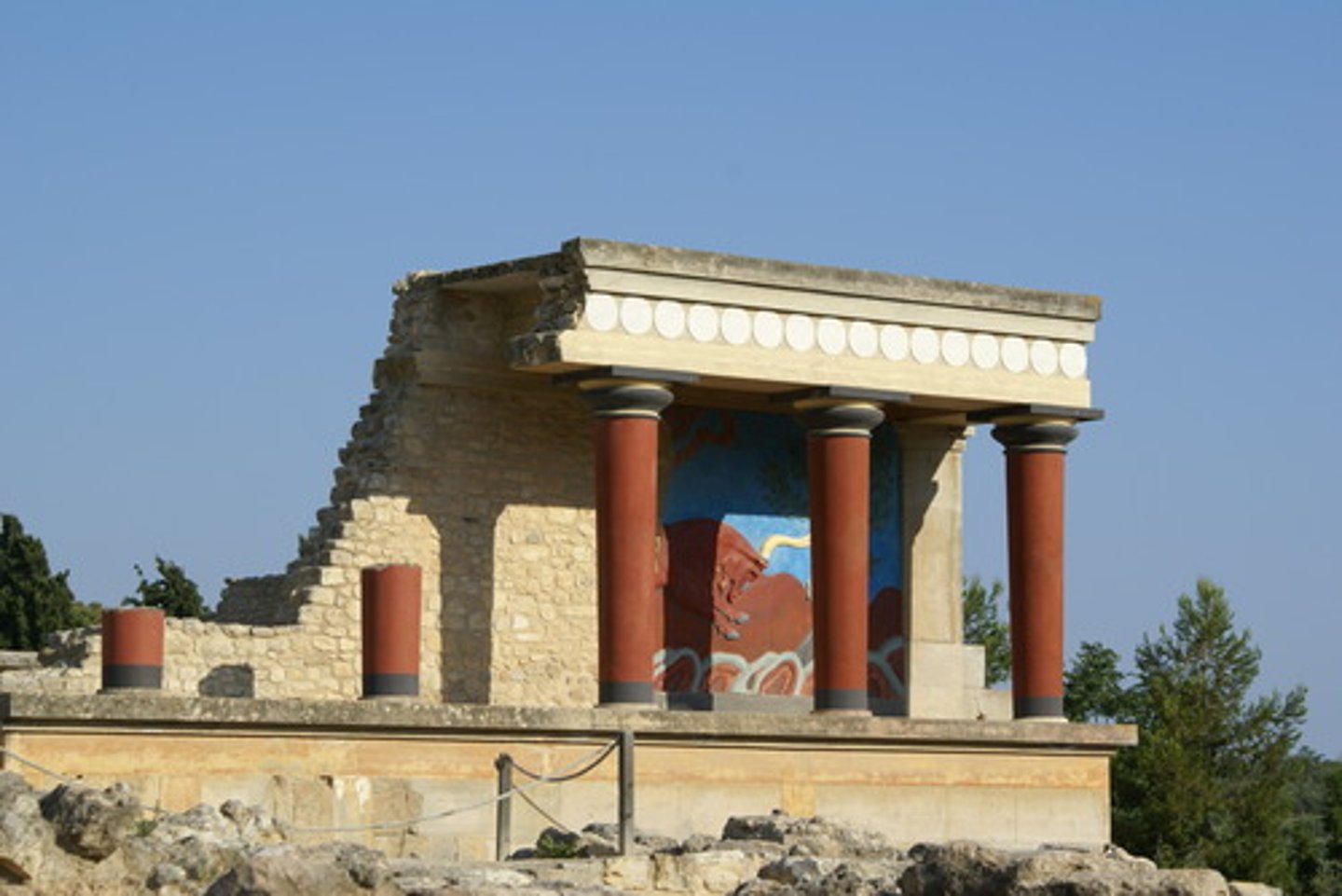 <p>the architecture of the bronze age civilization that flourished on crete from about 3000 to 1100 BCE; characterized by the elaborate palaces at knossus and phaetus</p>