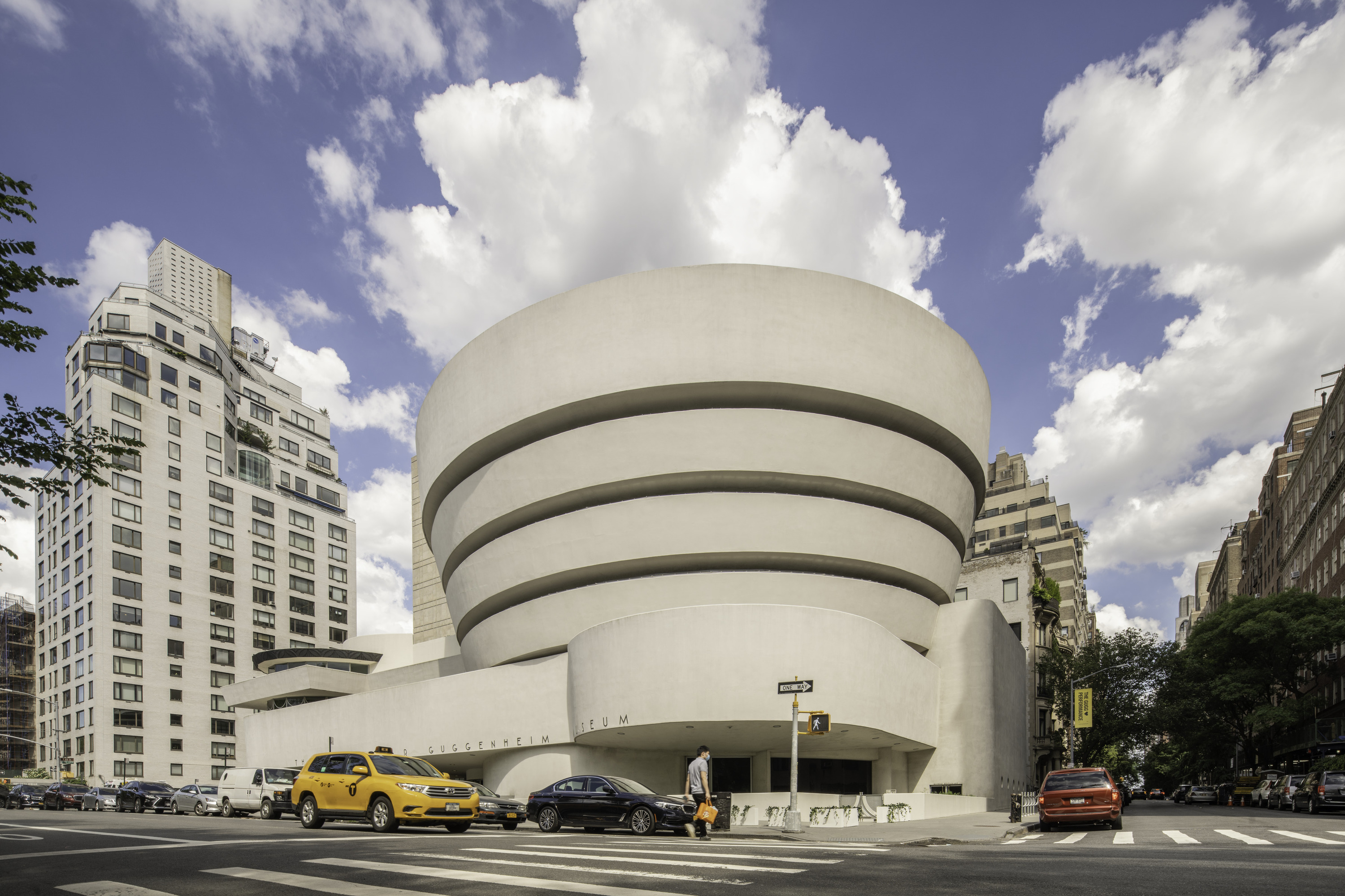 <ul><li><p>museum of non-objective art</p></li><li><p>interior landscape</p><ul><li><p>balcony wraps around spiral, shared atrium, skylight</p></li></ul></li><li><p>spiral</p><ul><li><p>ramp, idea of gallery</p></li></ul></li><li><p>building stands out from NY, short and circular</p></li></ul><p></p>