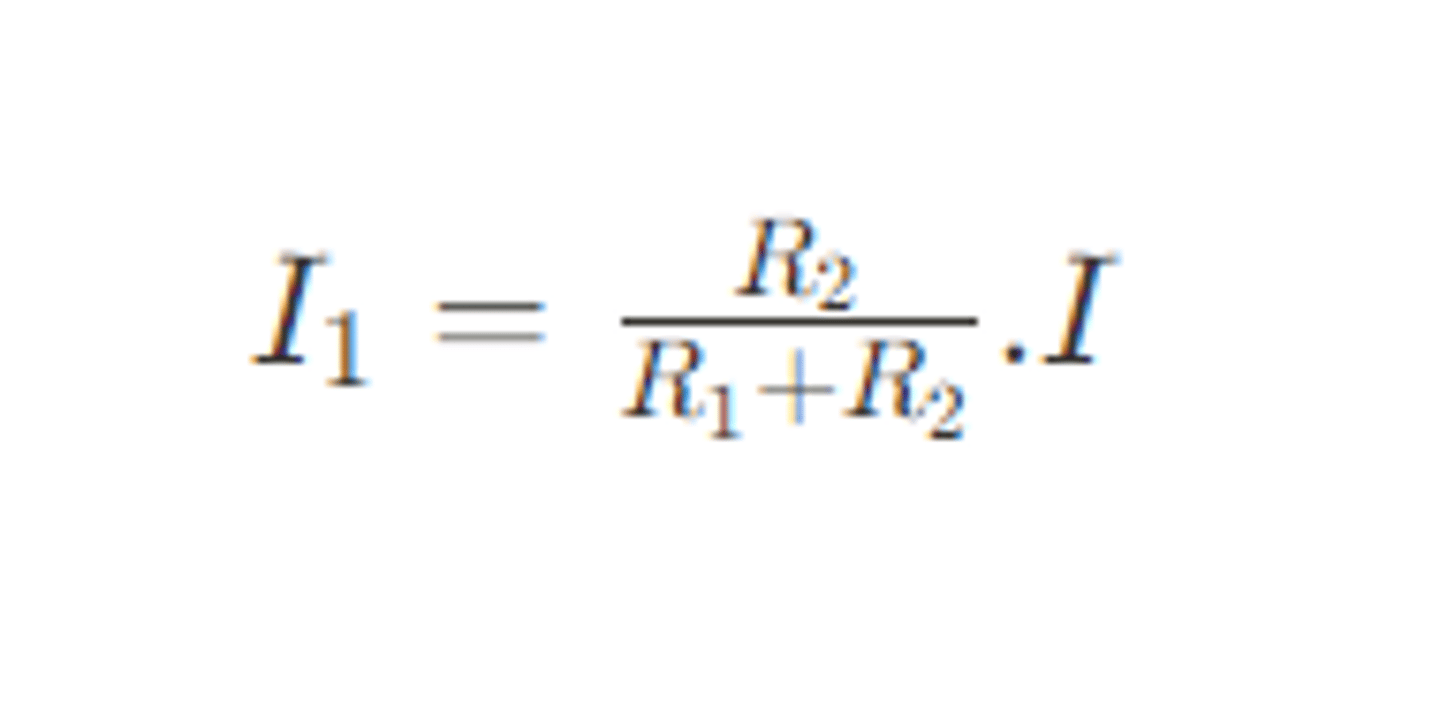 <p>Pour des résistances <strong>en parallèle</strong>, le courant I1 traversant la résistance U1 vaut</p><p>-> I<sub>1</sub> = R<sub>2</sub>/R<sub>1</sub>+R<sub>2</sub> .I</p><p></p><p>/!\ Il faut <strong>croiser les indices </strong>I<sub>1</sub> avec R<sub>2</sub> (contrairement au diviseur de tension)</p>