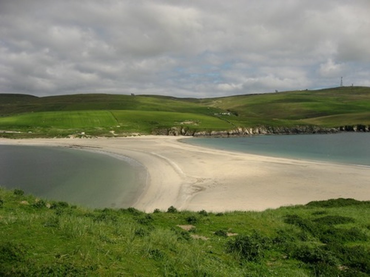 <p>ridge of sand connecting headland area to island immediately offshore; depositional feature</p>