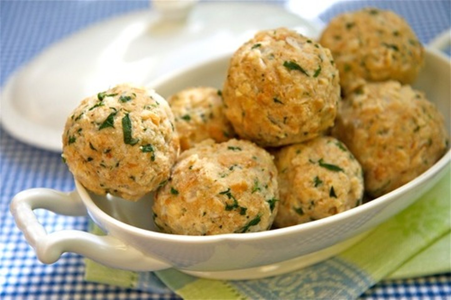 <p>balletjes met spek (brooddeeg, pastadeeg)</p>