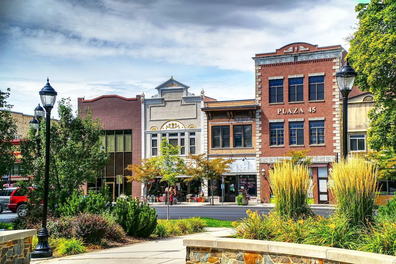 <p><span><span>an urban planning concept combining residential, commercial (shops, offices, restaurants), and sometimes recreational/cultural spaces (parks, theaters) in one area or building</span></span></p>