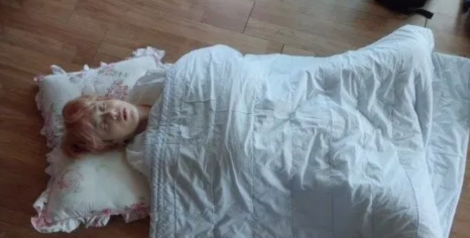 pieza de tela que se usa para cubrir la cama (sheet)