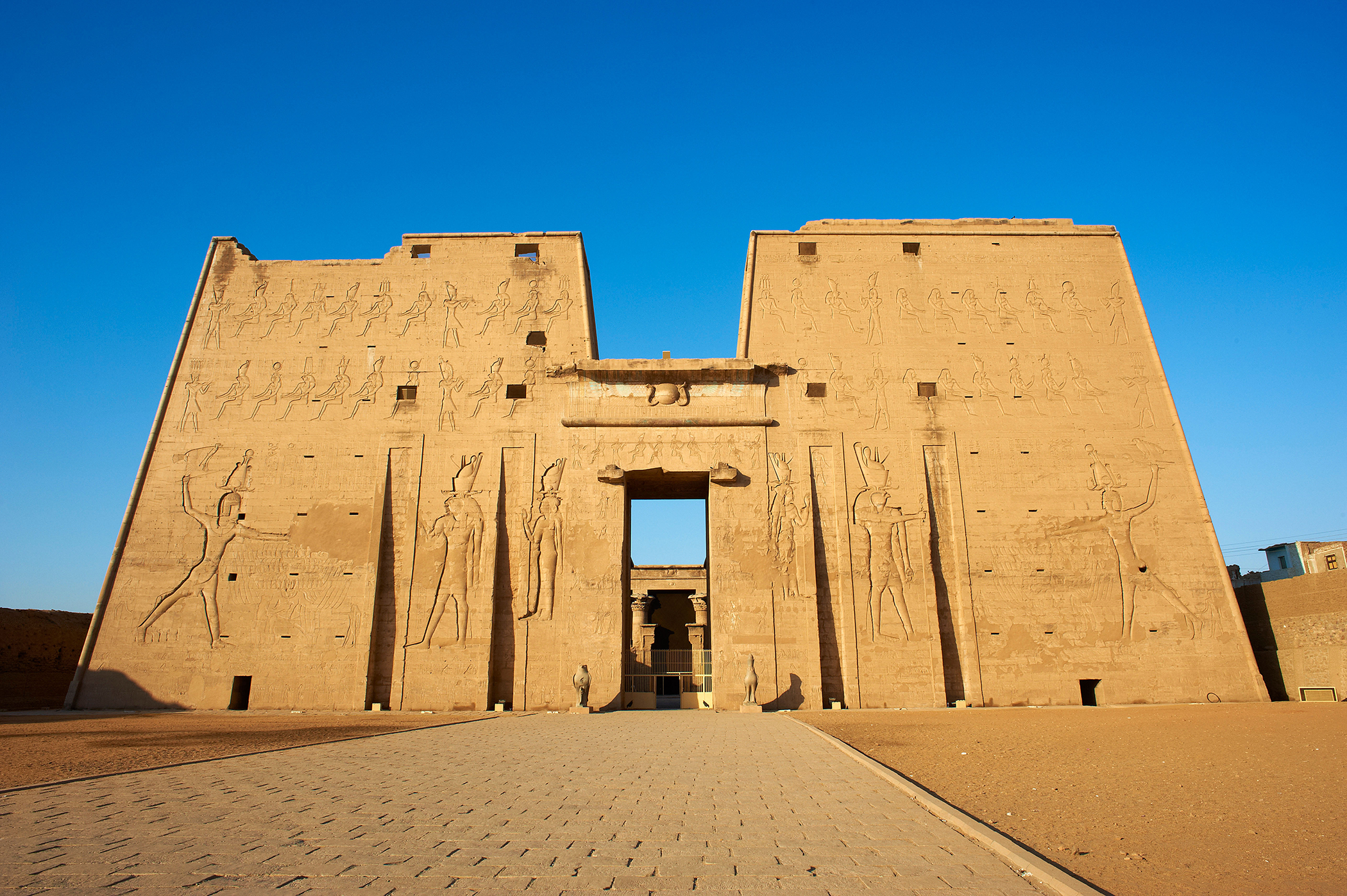 <p>The image shows which of the following features of ancient Egyptian architecture?<br>A. An obelisk<br>B. A clerestory<br>C. A hypostyle hall<br>D. A pylon gate</p>