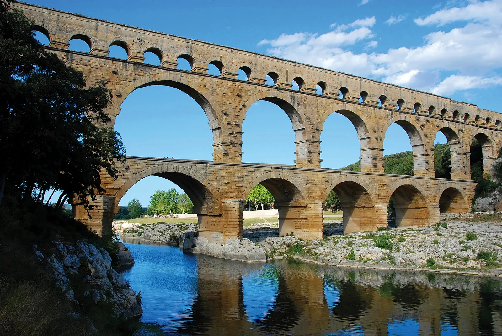 <p>Aqueducts brought freshwater into the city from the neighboring mountains</p>