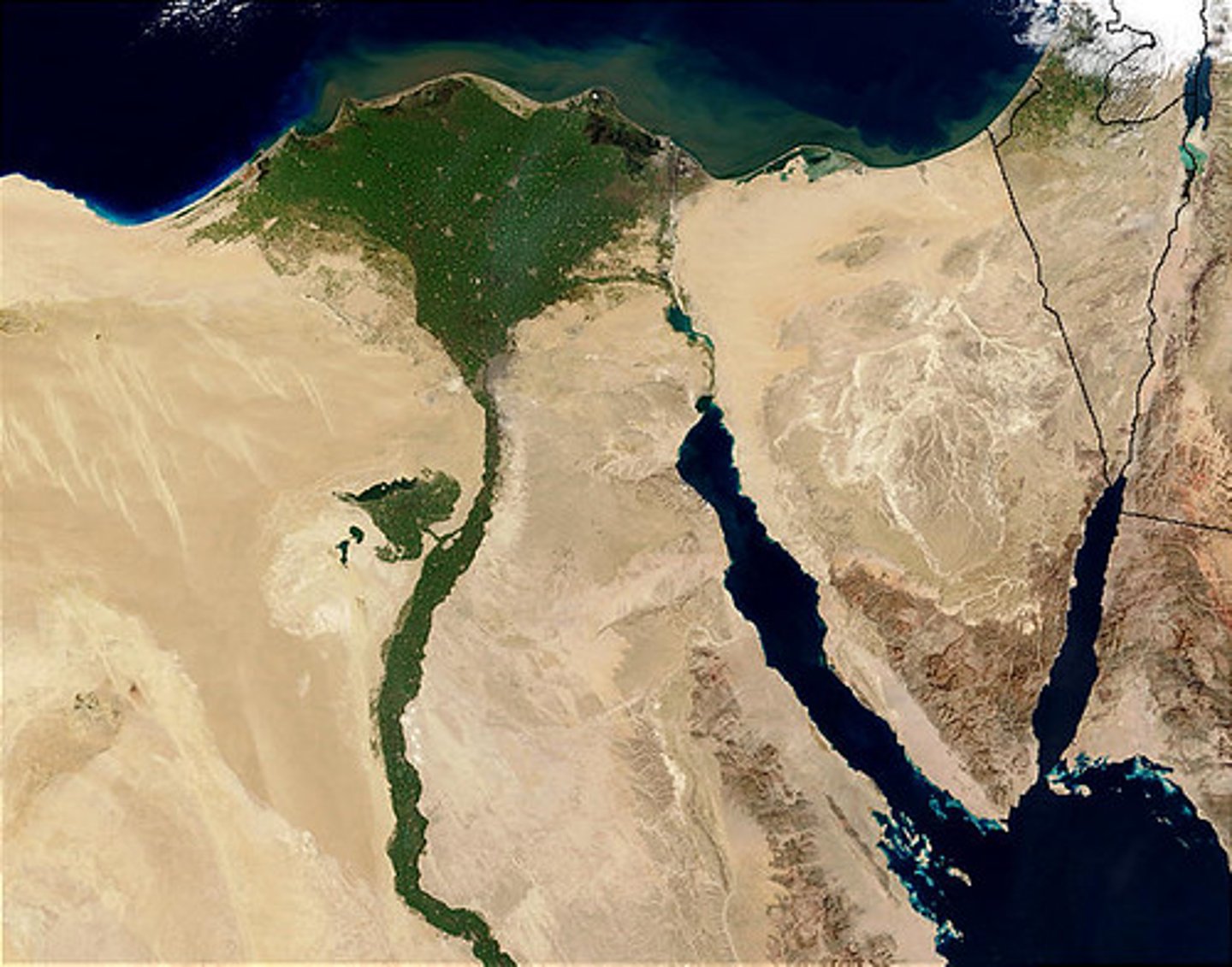 <p>a deposit, usually triangular in shape, of sand and soil that forms at the mouth of a river.</p>