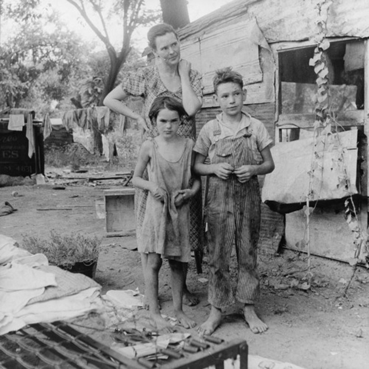 <p>- many banks failed</p><p>- many businesses and factories failed</p><p>- millions of Americans lose their job</p><p>- many are homeless and hungry.</p><p>- families break up and people suffer</p>