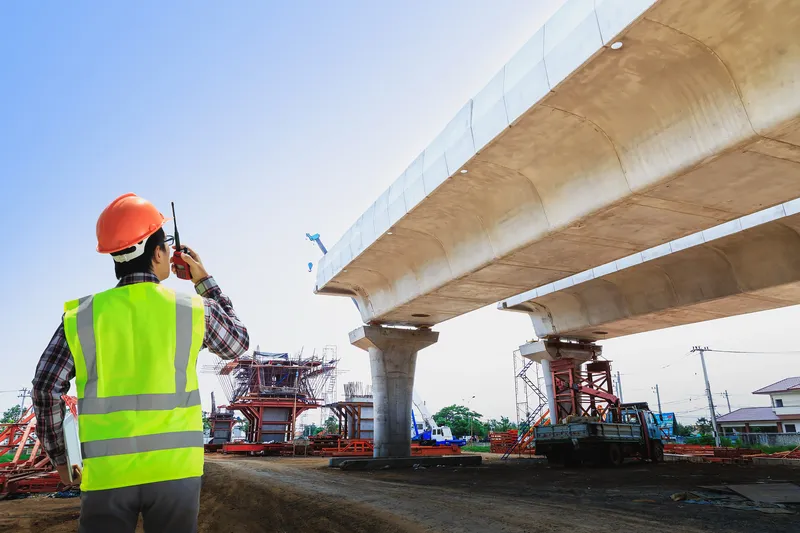 <p>le constructeur de ponts (<span>= quelqu’un qui crée des liens, réconcilie, unit les gens ou les idées.)</span></p>