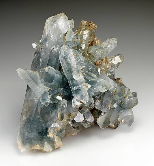 <p>Mineral habit characterized by elongated, prism-like crystals with parallel faces</p>