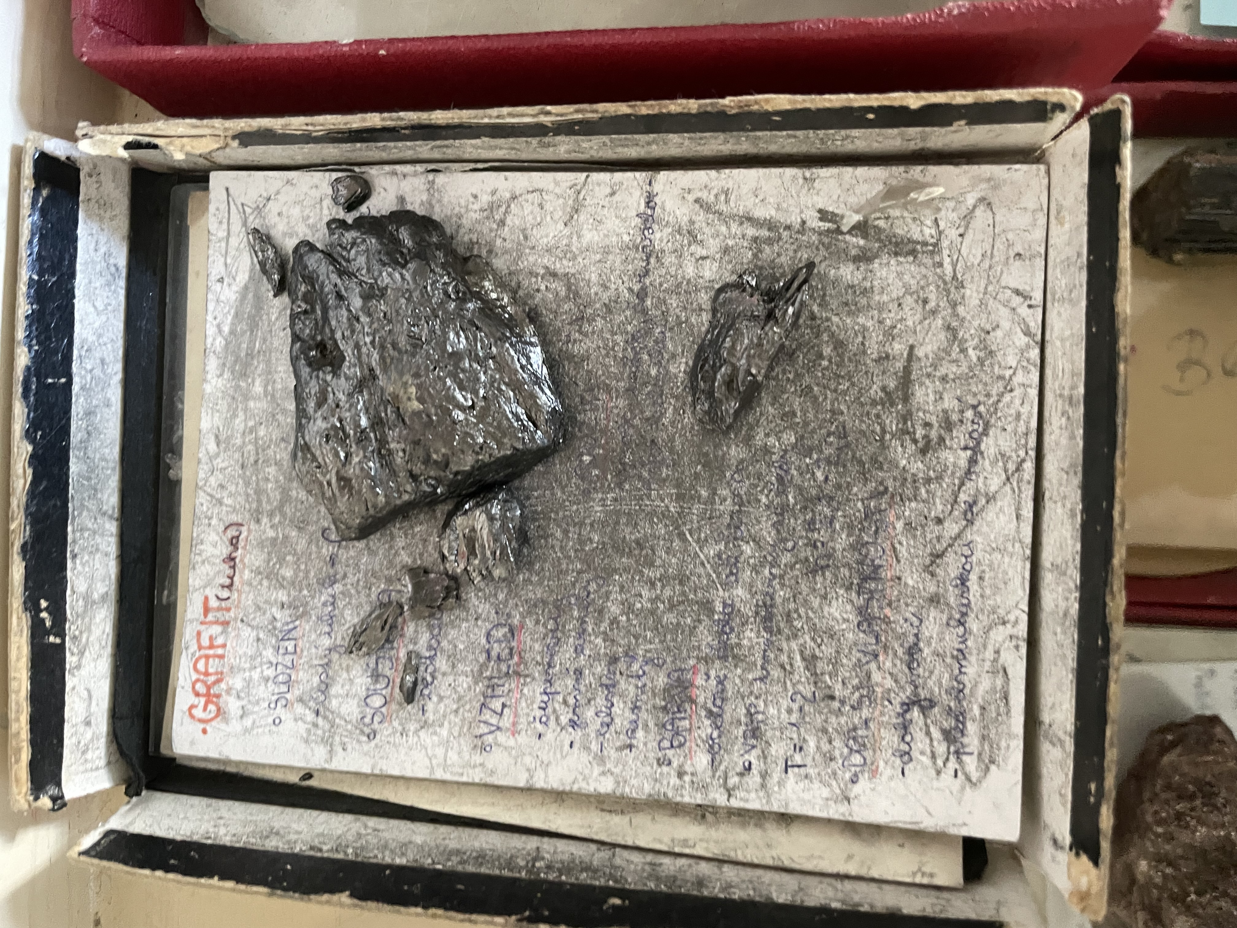 <p>grafit - C- prvky</p>