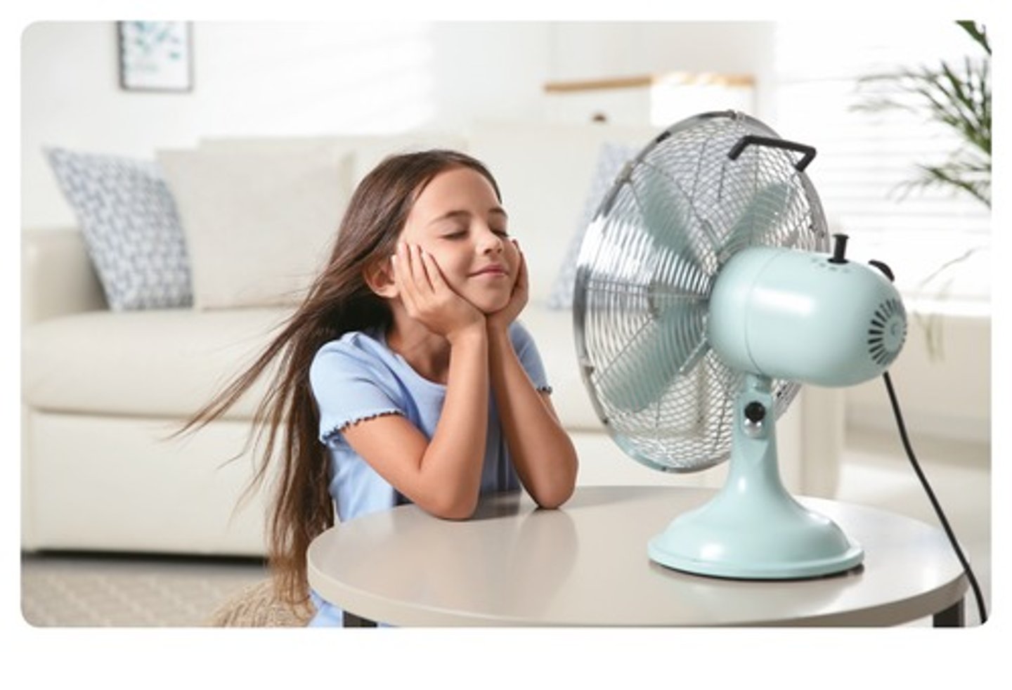 <p>/kuːl/ - mát mẻ → cool breeze → It's cool in the evening. (Buổi tối trời mát mẻ.)</p>