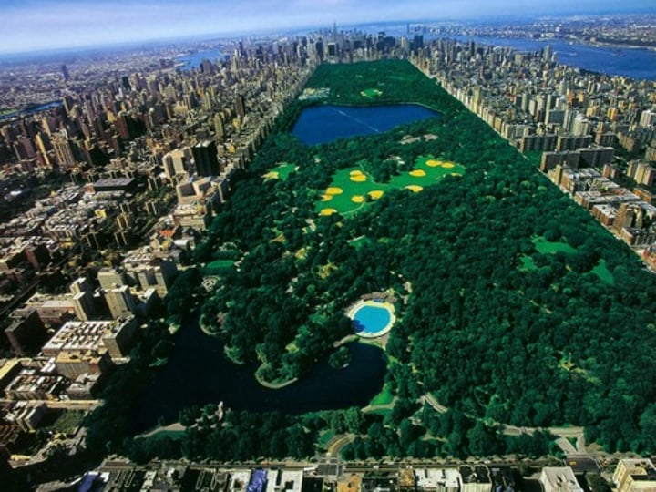 <p>A ring of land maintained as parks, agriculture, or other types of open space to limit the sprawl of an urban area.</p>