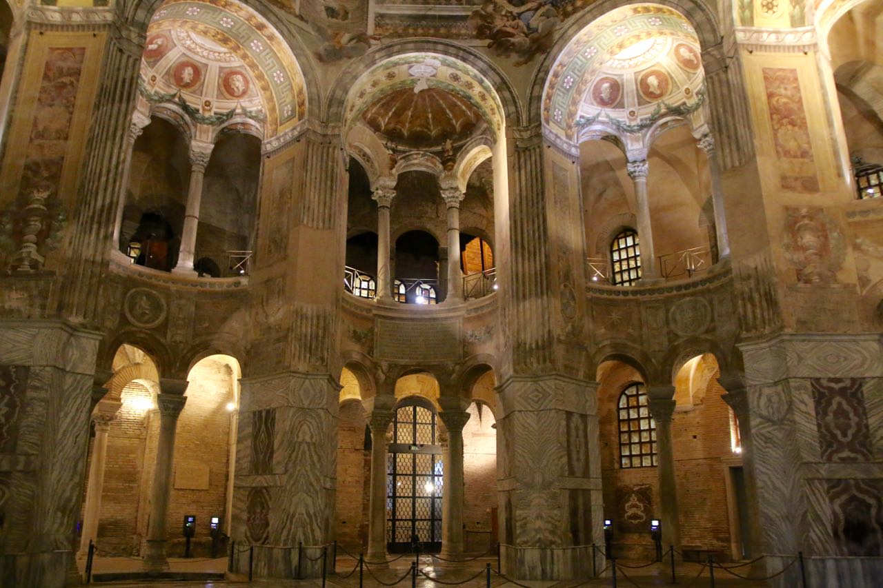 <p>Ambiente a forma di emiciclo, destinato a luogo di ritrovo e di conversazione, all'interno degli edifici pubblici e privati dell'età romana.</p>
