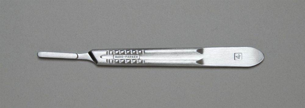 <p>Holds larger blades (like #20); used in bugger surgeries.</p>