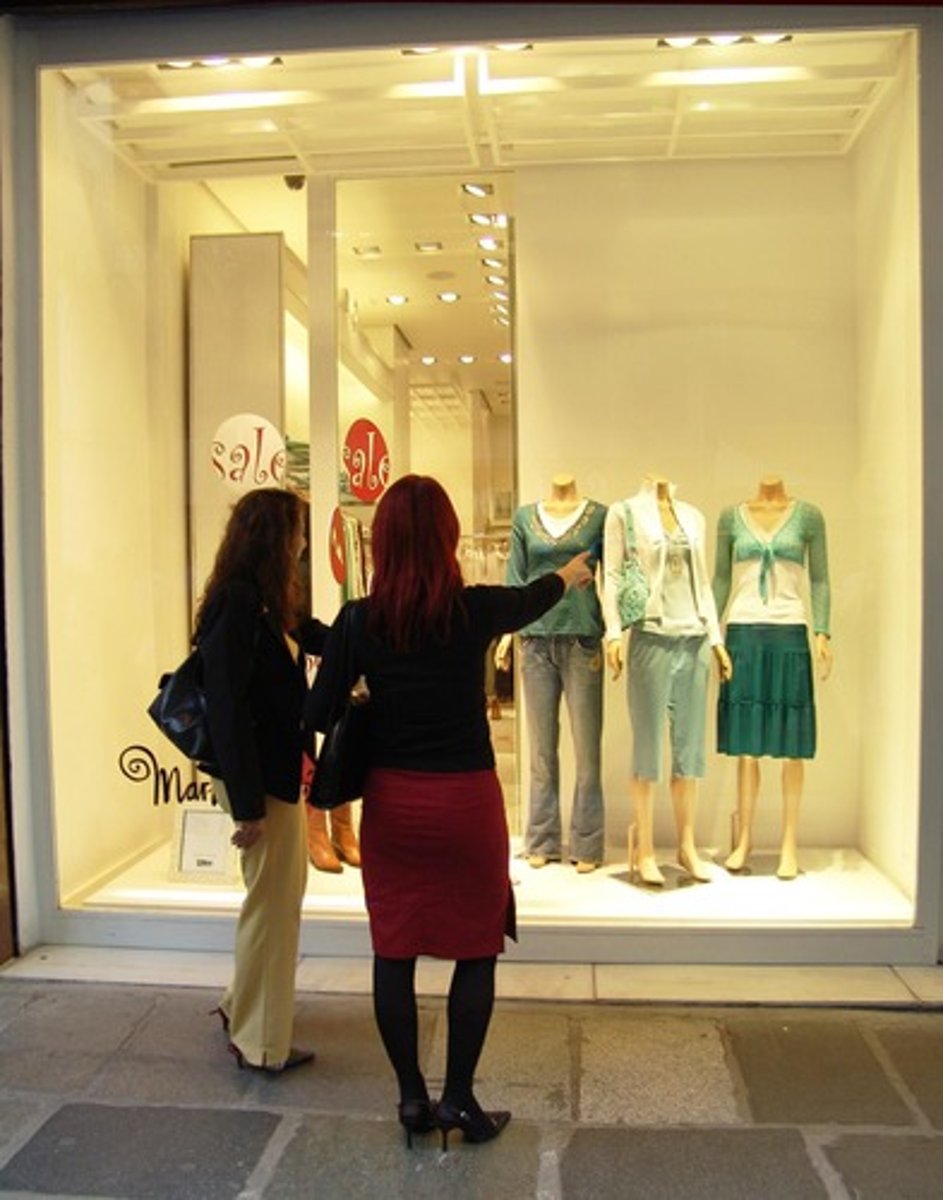 <p>n. phr. (neutral) Browse, looking at displays, gazing at shop windows, visual Browse &gt;&lt; actual purchasing, buying Ngắm hàng (không mua) We spent the afternoon window shopping in the city center. /ˈwɪndoʊ ˈʃɒpɪŋ/</p>