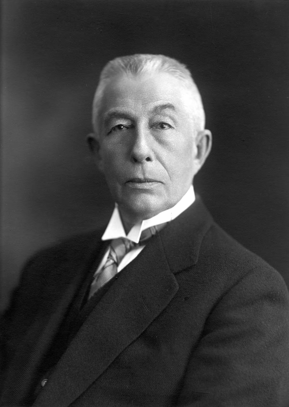 <p><span>Was minister-president in de jaren 1930. Hij probeerde de economische crisis te bestrijden met aanpassingspolitiek en werkverschaffingsprojecten. Hij probeerde ook om Nederland neutraal te houden als er oorlog zou uitbreken.</span></p>
